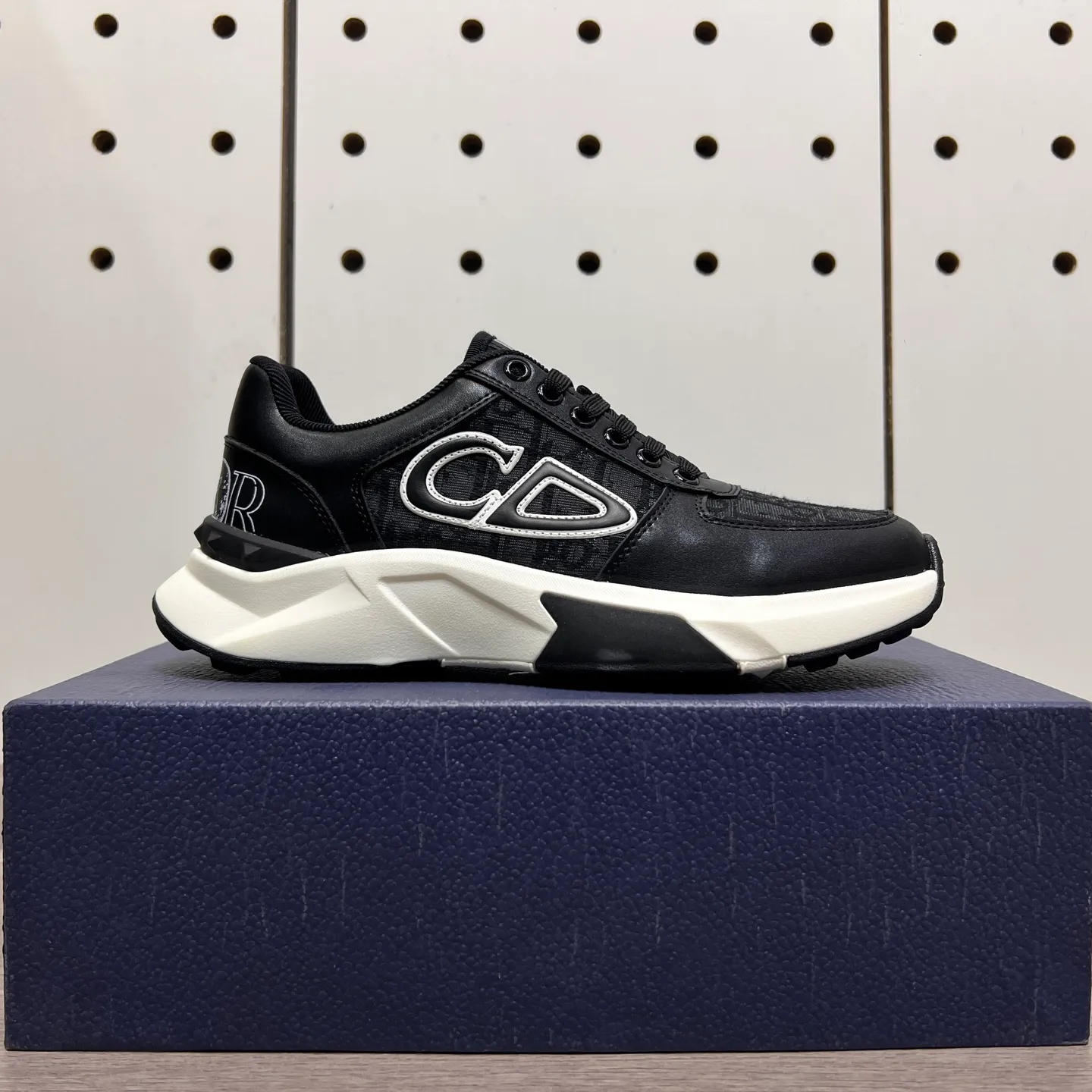 Factory price: 438💰Dior original quality.~ Unique modern style sneakers. 🏃A must-have casual shoe for trendy men😍😍 Imported cowhide fabric, sheepskin foot pads (refuse to discolor and grind feet) soles: Original soles specially provided by the original factory, French lazy style design ⚠️Fit to the feet, original quality, super comfortable original soles. Just like shooting the real thing 🎬The real thing is better, high-quality sneakers, size: 38-44 (45 and 46 can be customized)